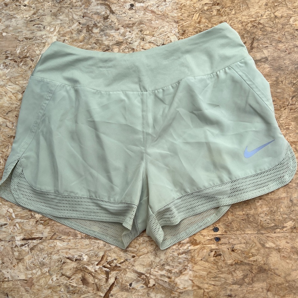 Nike women’s running shorts NWT light green size small back pocket